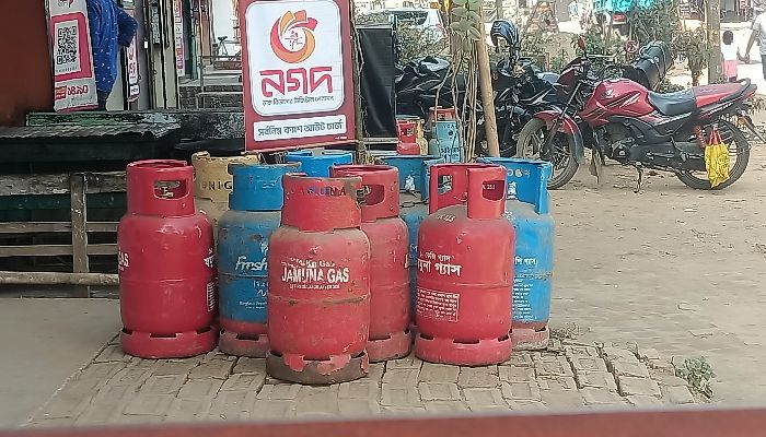 রামগড়ে গ্যাস সংকটে জনভোগান্তি, বেশি অর্থ দিয়েও মিলছেনা গ্যাস