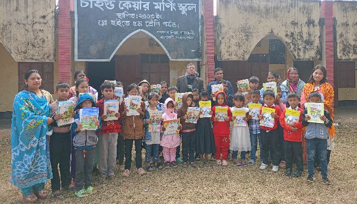 নতুন বই পেয়ে আনন্দে উচ্ছ্বসিত কোমলমতি শিক্ষার্থীরা, চাইল্ড কেয়ার মণিং স্কুলে উৎসবমুখর পরিবে