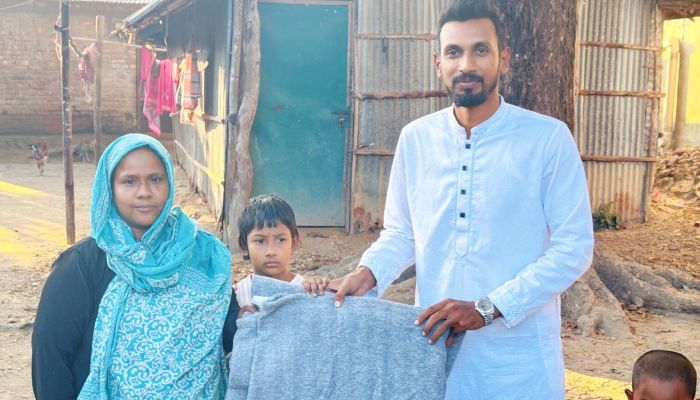 ঘরে ঘরে উষ্ণতা ছড়াল যুব স্কোয়াড রাইডার্স, কম্বল দিলেন ইউএনও নাজমুল হাসান