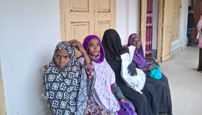 শ্বরগঞ্জে ইউএনও অফিসের বারান্দায় কাঁপছে অসহায় মানুষ, মিলছে না এক টুকরো উষ্ণতা