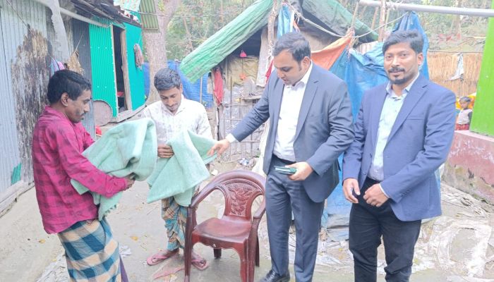 সংবাদ সারাবেলাতে সংবাদ প্রকাশের পর ৪ প্রতিবন্ধীর পাশে উপজেলা প্রশাসন