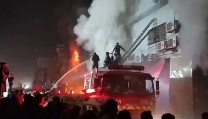 পাকিস্তানের শপিং মলে ভয়াবহ অগ্নিকান্ড, নিহত বেড়ে ৫