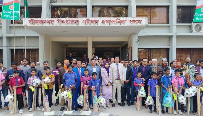 জীবননগরে ৭১ টি প্রাথমিক বিদ্যালয়ে ক্রীড়া সামগ্রী বিতরণ