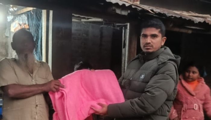 শীতার্তদের পাশে পুঠিয়ার মানবিক এ্যাসিল্যান্ড শিবু দাস