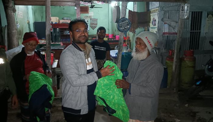 গভীর রাতে শীতার্তদের পাশে কাঁঠালিয়ার ইউএনও