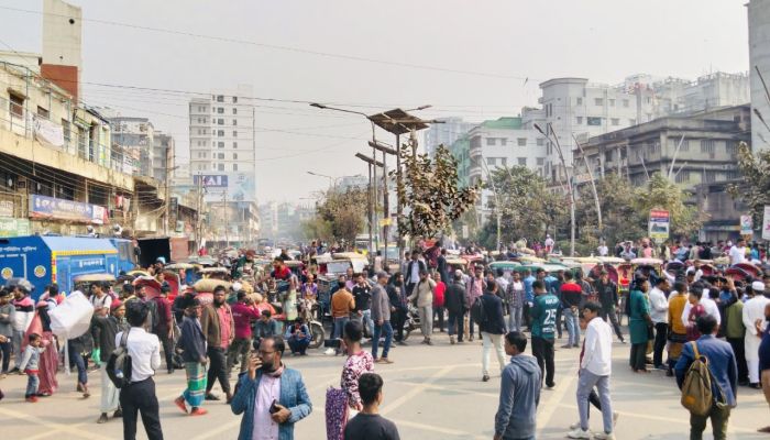 চূড়ান্ত অধ্যাদেশের দাবিতে কবি নজরুল ও সোহরাওয়ার্দী কলেজ শিক্ষার্থীদের ব্লকেড কর্মসূচি