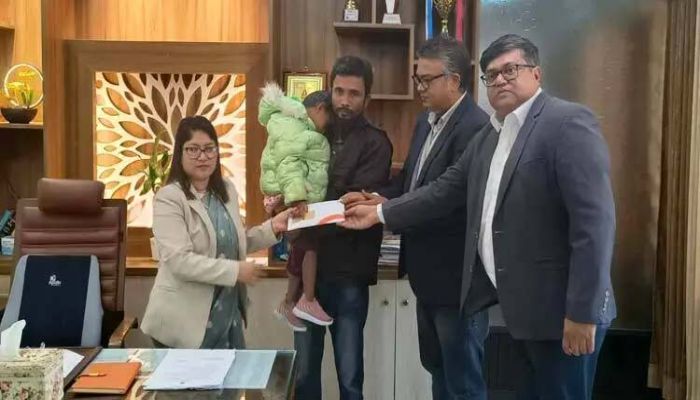 সড়কের পাশে উদ্ধার হওয়া শিশুটির পাশে দাঁড়ালো ‘স্বপ্ন’