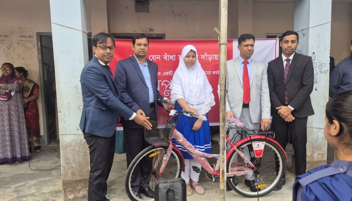  মিডল্যান্ড ব্যাংকের পক্ষ থেকে শিক্ষার্থীদের বাই সাইকেল উপহার 