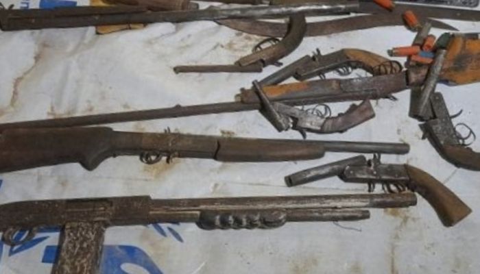 ঝিনাইদহে কামারের দোকান ঘিরে অস্ত্র আতঙ্ক