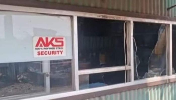 সীতাকুণ্ডে AKS স্টিল মিলে সংঘবদ্ধ লুট চেষ্টা, ভাঙচুরে প্রহরী আহত