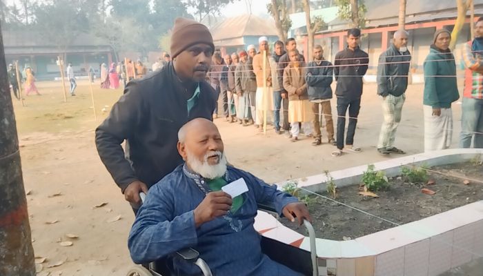 ৭৫ বছর বয়সে ব্যালটে আস্থা রাখলেন রফিকুল ইসলাম