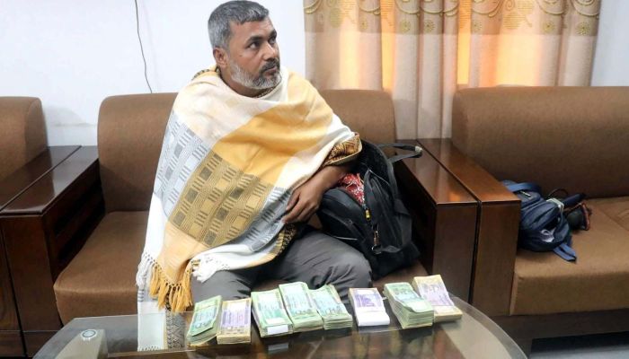 মাধ্যমিক ও উচ্চ শিক্ষা উপপরিচালককে ঘুষ দিতে গিয়ে শিক্ষক আটক 