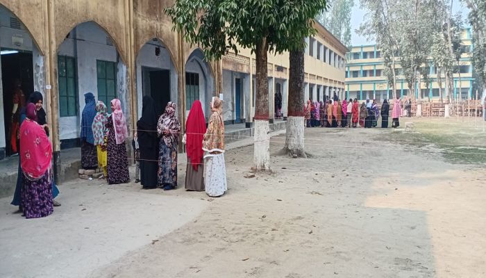 ভূরুঙ্গামারীতে শান্তি পূর্ণ ভাবে সংসদ নির্বাচনের ভোট গ্রহন চলছে  