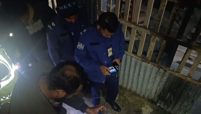 ভোটকেন্দ্রে দুর্বৃত্তদের আগুন: দুই কিশোরের তৎপরতায় রক্ষা