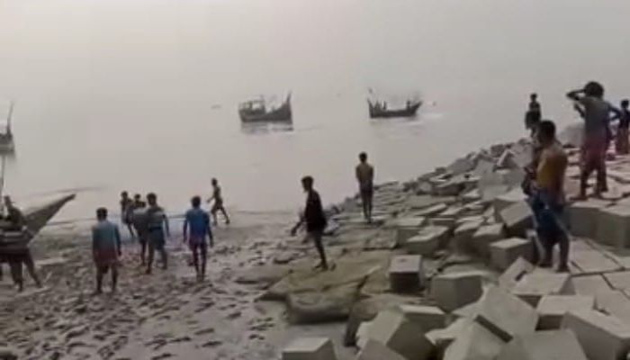 কমলনগরে মেঘনায় অবৈধ জালের দখল নিয়ে ভয়াবহ সংঘর্ষ, নৌকা ডুবির ঘটনায় জেলেপাড়ায় আতঙ্ক