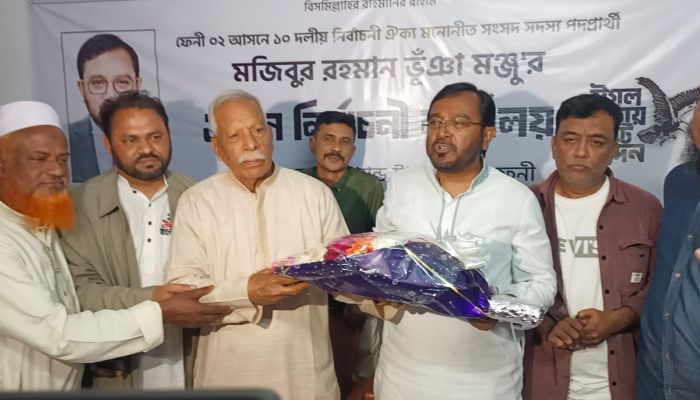 পরাজিত প্রার্থী মঞ্জুকে মিষ্টিমুখ করালেন বিএনপির বিজয়ী প্রার্থী জয়নাল আবেদীন 