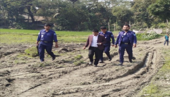 নোয়াখালীতে কৃষি জমির টপসয়েল কাটার দায়ে মামলা ও অর্থদন্ড