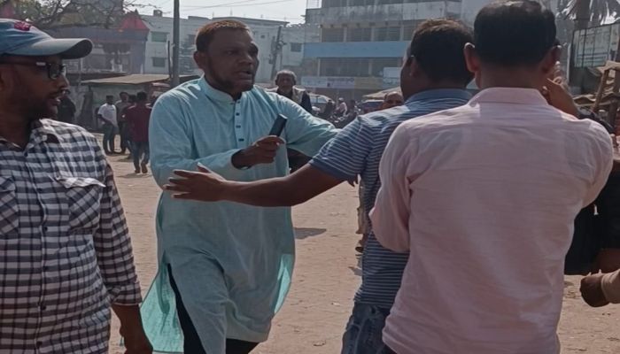 জীবননগর প্রেসক্লাব দখলের চেষ্টা জামায়াত ও আ.লীগপন্থীদের  সাংবাদিকসহ স্থানীয়দের ওপর হামলা