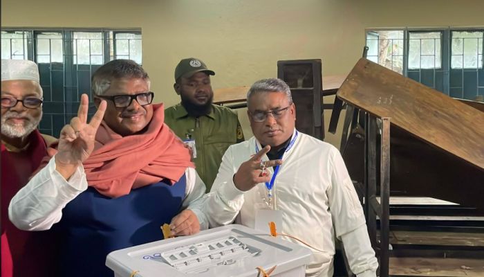 নাটোর সুষ্ঠু এবং সুশৃংখলভাবে ভোট গ্রহণ শুরু