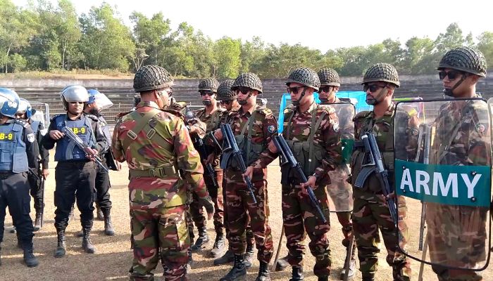  ভোট কেন্দ্রে সহিংসতা নিয়ন্ত্রণ করার নমুনা মহড়া অনুষ্ঠিত