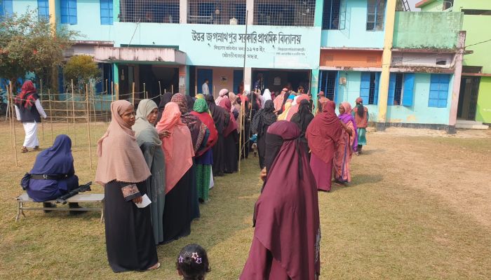 উৎসবের আবহে ভোটাররা, কেন্দ্রে কেন্দ্রে নারী ভোটারদের সারি 