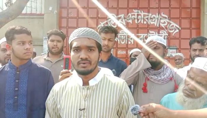 সিংগাইরে অবৈধ ব্যাটারি-সিসা কারখানা বন্ধের দাবিতে মানববন্ধন