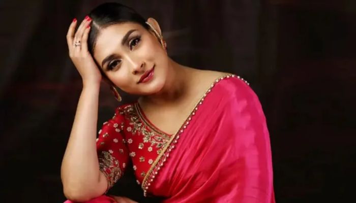 লাগেজে মদের বোতল ইস্যুতে মেহজাবীনের আইনি পদক্ষেপ