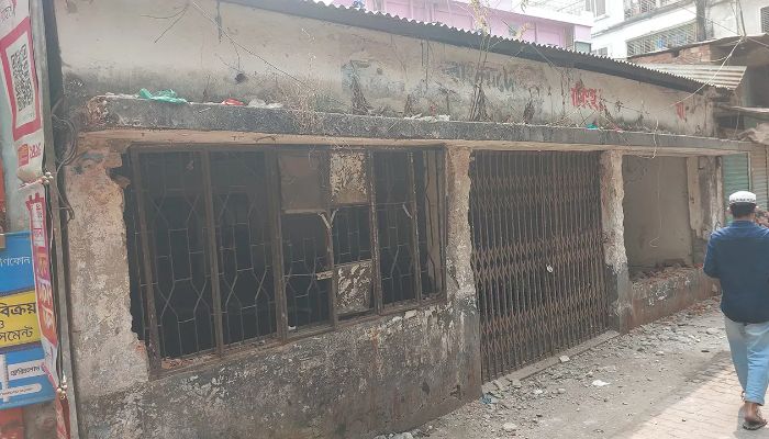 আ.লীগের কার্যালয়ে ভাঙচুর চালিয়ে পাবলিক টয়লেট ঘোষণা