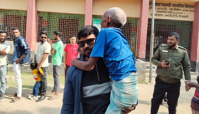 নাতির কোলে চড়ে ভোট দিতে এলেন ৯০ বছরের বৃদ্ধ 
