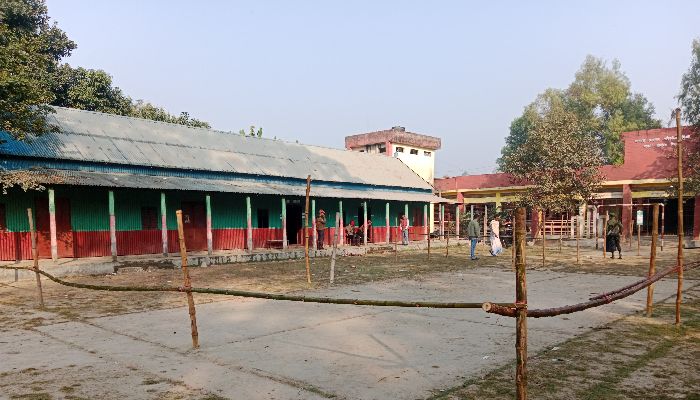 মির্জাপুরে শান্তিপূর্ণভাবে ভোট চললেও ভোটার উপস্থিতি কম