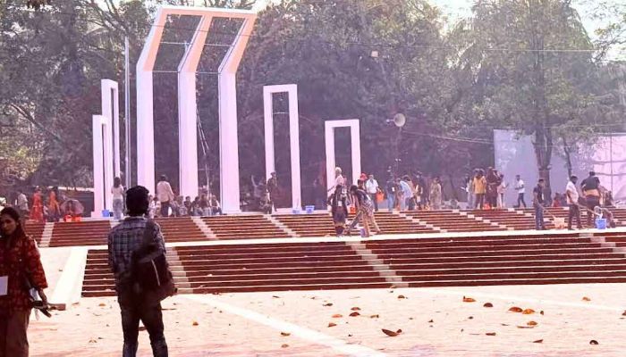 রং-তুলির আঁচড়ে শেষ প্রস্তুতিতে কেন্দ্রীয় শহীদ মিনার প্রাঙ্গণ