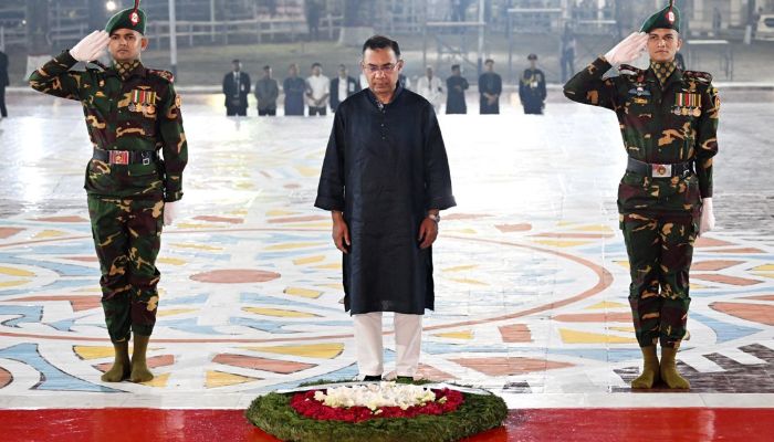 একুশের প্রথম প্রহরে ভাষা শহীদদের প্রতি প্রধানমন্ত্রীর শ্রদ্ধা