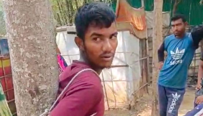 চুরির অভিযোগে যুবককে মধ্যযুগীয় কায়দায় শাস্তি