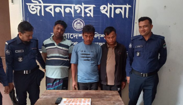 জীবননগরে ইয়াবাসহ তিন মাদক ব্যবসায়ী গ্রেপ্তার