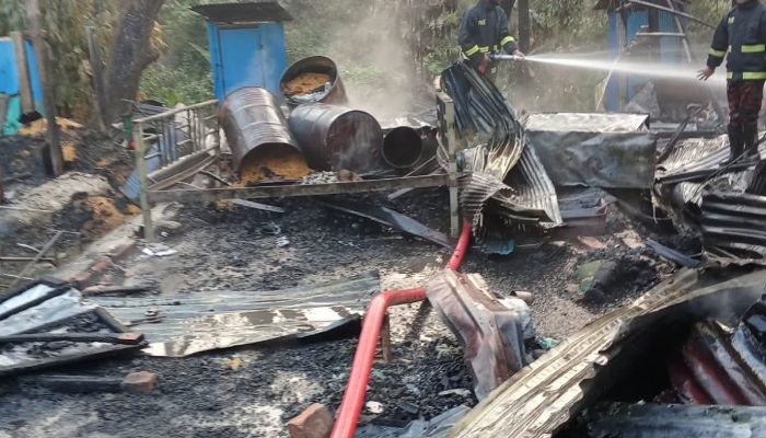 সীতাকুণ্ডে অগ্নিকাণ্ডে পাঁচ পরিবারের সর্বস্ব পুড়ে ছাই, ক্ষতি প্রায় ১০ লাখ টাকা
