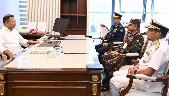 প্রধানমন্ত্রী তারেক রহমানের সঙ্গে তিন বাহিনীর প্রধানের সাক্ষাৎ