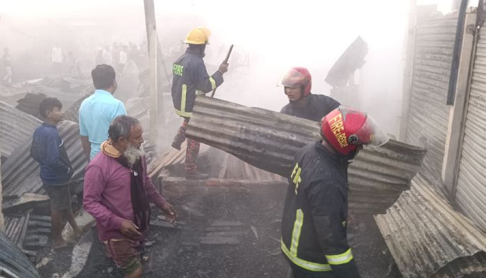 দাউদকান্দির গৌরীপুর বাজারে আগুন, ২৫ দোকান পুড়ে ছাই