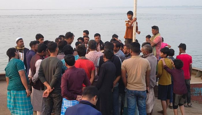 দৌলতদিয়া ফেরিঘাটে নদীতে পড়ে যুবক নিখোঁজ