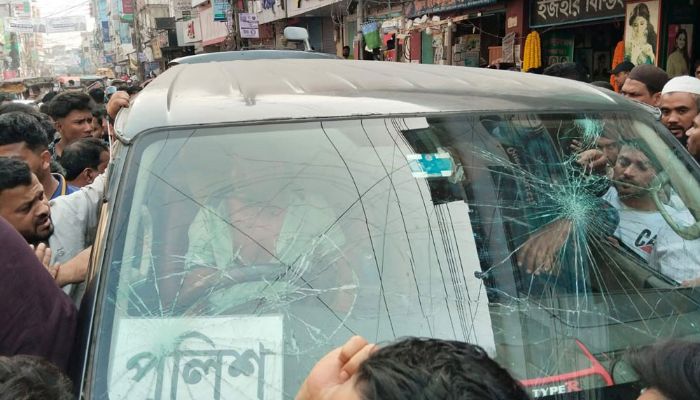 মব সৃষ্টি করে পুলিশের ওপর হামলা, আসামি ছিনতাই