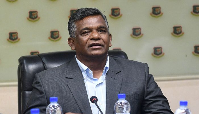 দেশ ছেড়েছেন বিসিবি সভাপতি আমিনুল