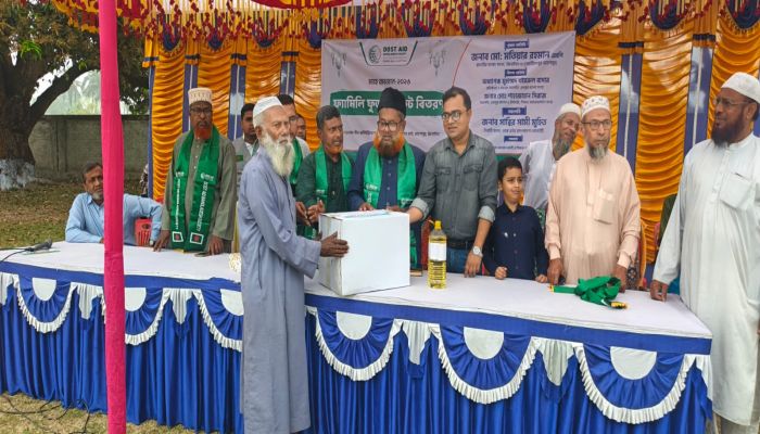মহেশপুরে দোস্ত এইডের উদ‍্যোগে ইফতার ও খাদ্যসামগ্রী বিতরণ