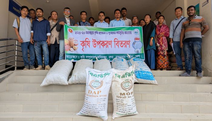 রুমায় কৃষি প্রণোদনায় ৪০ কৃষকের মাঝে হলুদ বীজ ও সার বিতরণ