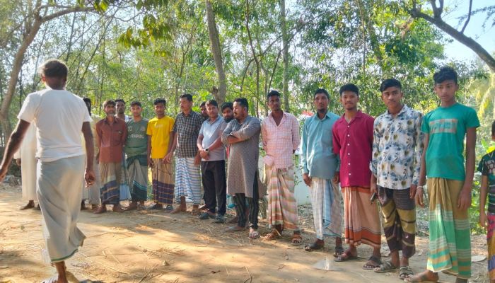 হাতিয়ায় পরকীয়ার অভিযোগে এক প্রেমিক আটক: বিচার দাবিতে উত্তাল এলাকাবাসী