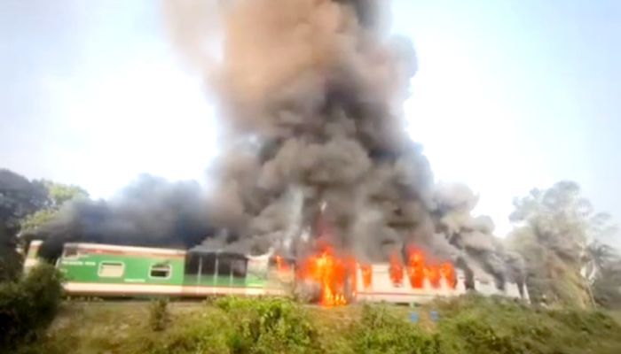 সীতাকুণ্ডে ঢাকাগামী চট্টলা এক্সপ্রেস ট্রেনে আগুন, নিয়ন্ত্রণে ফায়ার সার্ভিস