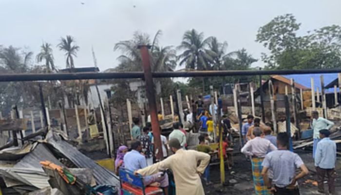 সীতাকুণ্ডে অগ্নিকাণ্ডে ৫টি দোকান ও খামারের ২৩ গবাদিপশু পুড়ে ছাই