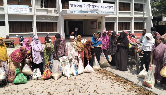 কিশোরগঞ্জে ভিজিএফ চাল কম দেওয়ার অভিযোগে ইউএনও অফিসে অবস্থান