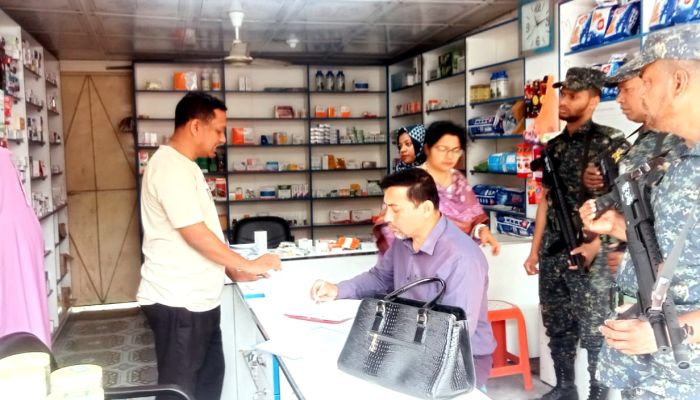 উজিরপুরে ভোক্তা অধিকার অভিযান: তিন প্রতিষ্ঠানকে জরিমানা