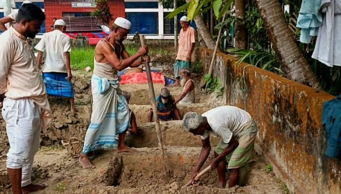 ঈদের আনন্দ শেষে ট্র্যাজেডি: সড়ক দুর্ঘটনায় স্ত্রী-সন্তানসহ মাদরাসা শিক্ষকের করুণ মৃত্যু
