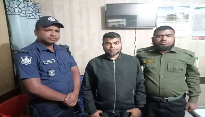 আইনশৃঙ্খলা বাহিনীর সদস্য হয়েও বালু সিন্ডিকেটে, গ্রাম পুলিশের ১ মাসের কারাদণ্ড