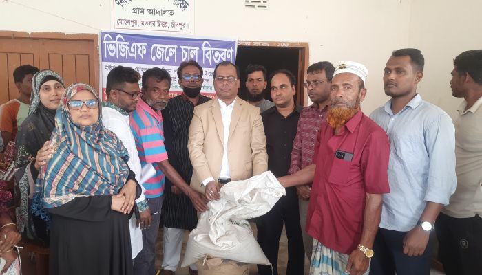 মতলব উত্তরে মোহনপুর ইউনিয়নে নিবন্ধিত জেলেদের মাঝে চাল বিতরণ